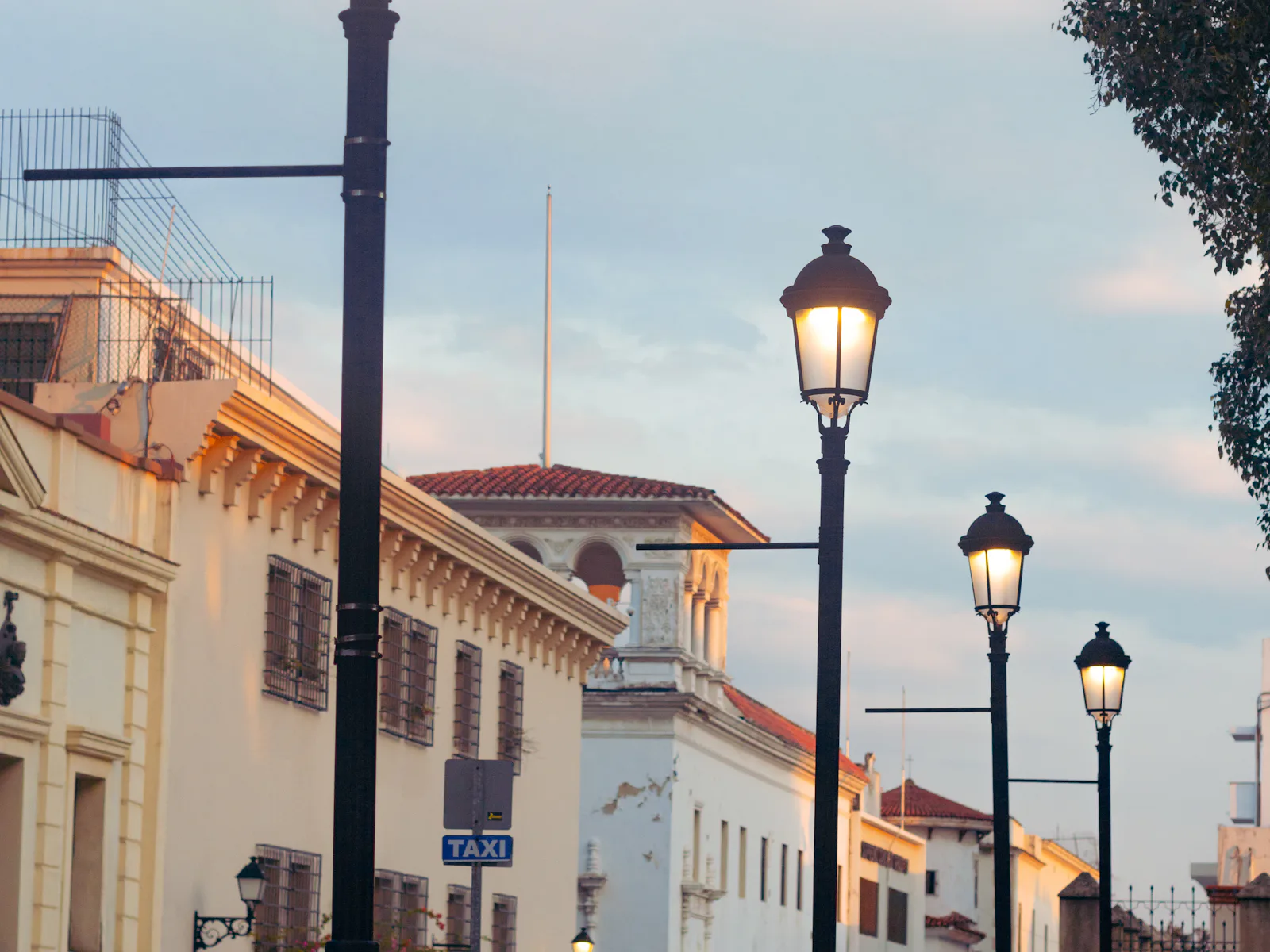 Calle de la Zona Colonial de Santo Domingo al atardecer