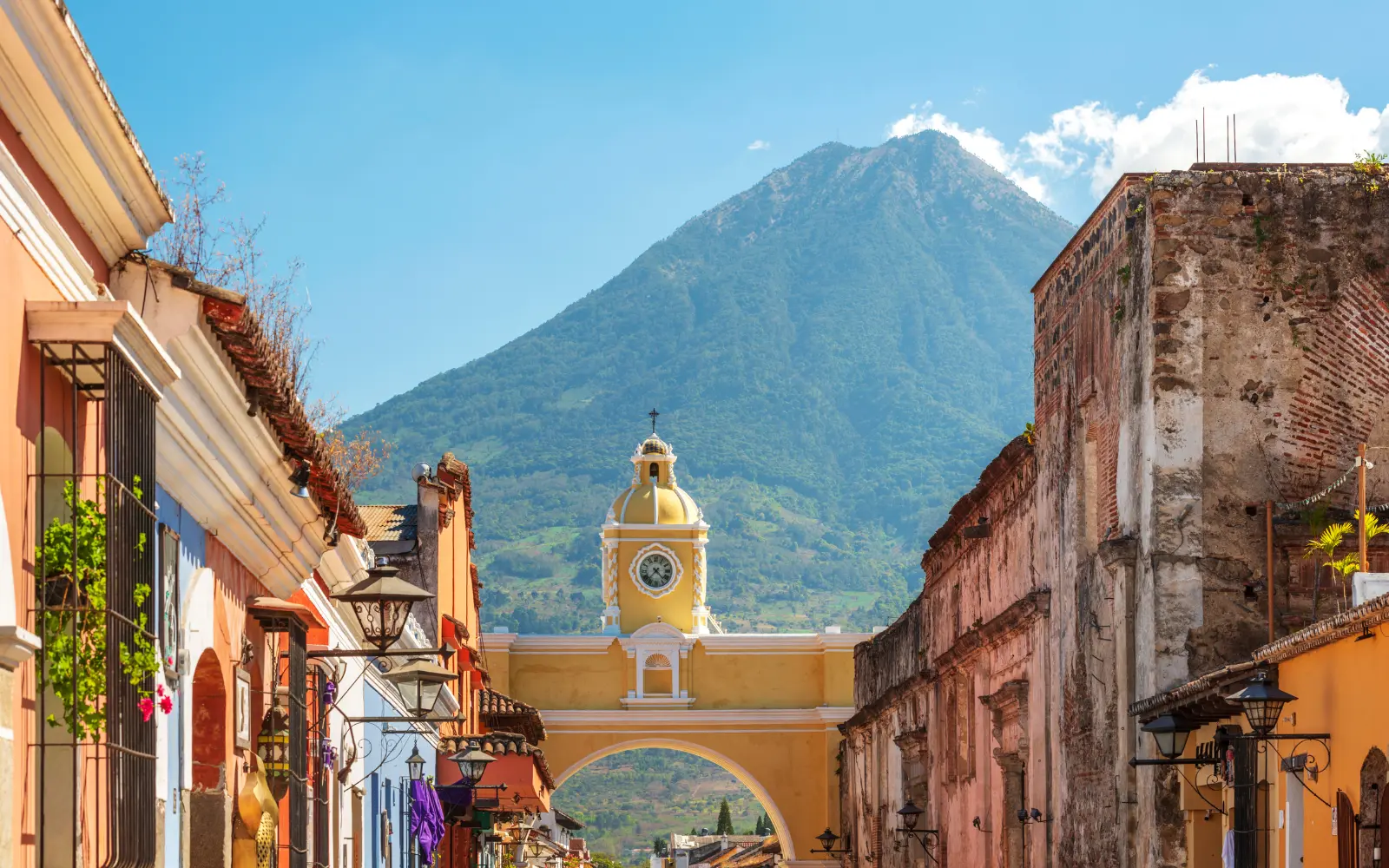 Guatemala Mágica: Arco de Santa Catalina y volcán de Agua en Antigua